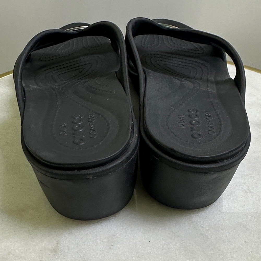 CROCS Sanrah Women’s Black Silver Hammered Tear Drop Sandals size 11 - Picture 2 of 4